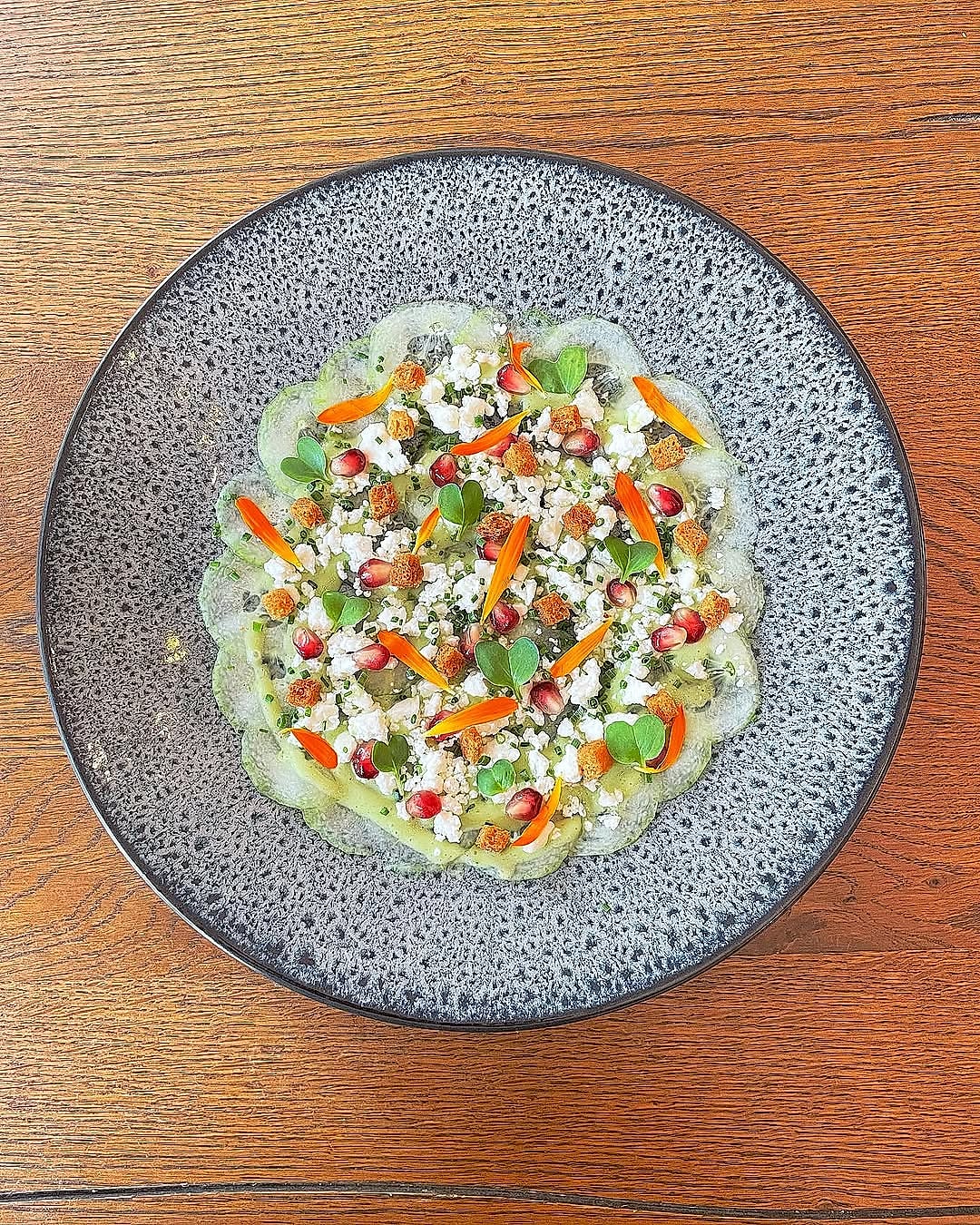 Fraîcheur de concombre, feta et graines de grenade