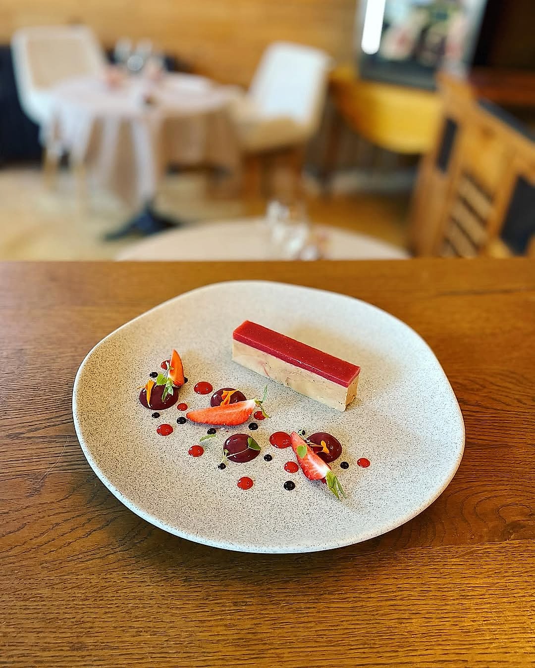 Foie gras de canard et premières fraises — La Gargouille